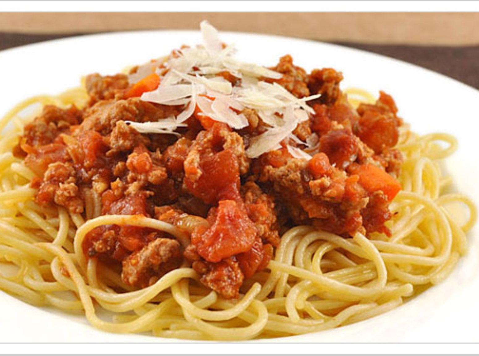 Спагетти с фаршем в томатном соусе в духовке